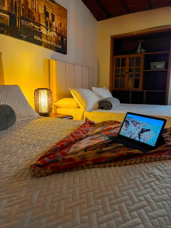 Sala de estar de Casa la Morada con sofás de lino y luz natural